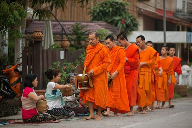 Almsgiving ceremony, Luang Prabang - Laos school trips